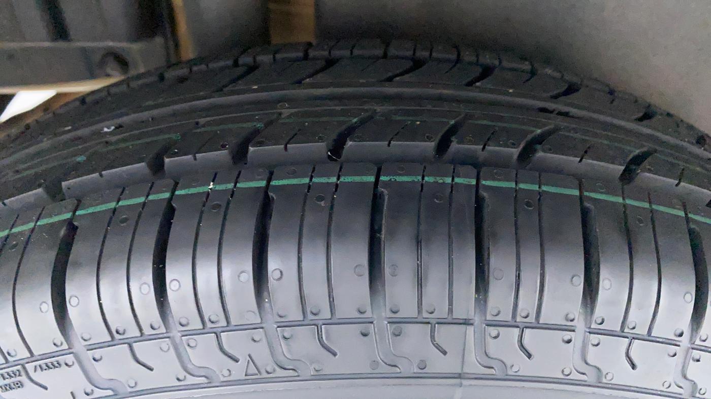 2013 Maruti Swift VXI D, Petrol, Manual, 86,374 km, Right Rear Tyre Tread