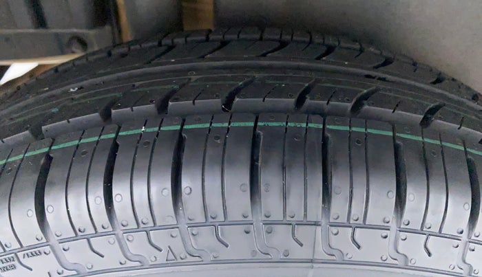 2013 Maruti Swift VXI D, Petrol, Manual, 86,374 km, Right Rear Tyre Tread