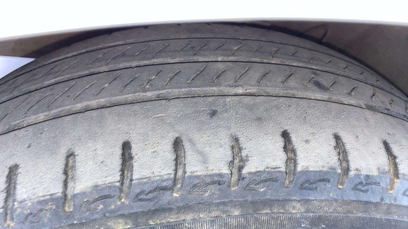 2020 Hyundai AURA SX 1.2, Petrol, Manual, 47,353 km, Left Front Tyre Tread