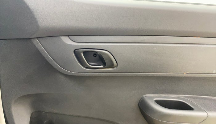 2016 Renault Kwid RXT 0.8, Petrol, Manual, 90,905 km, Driver Side Door Panels Control