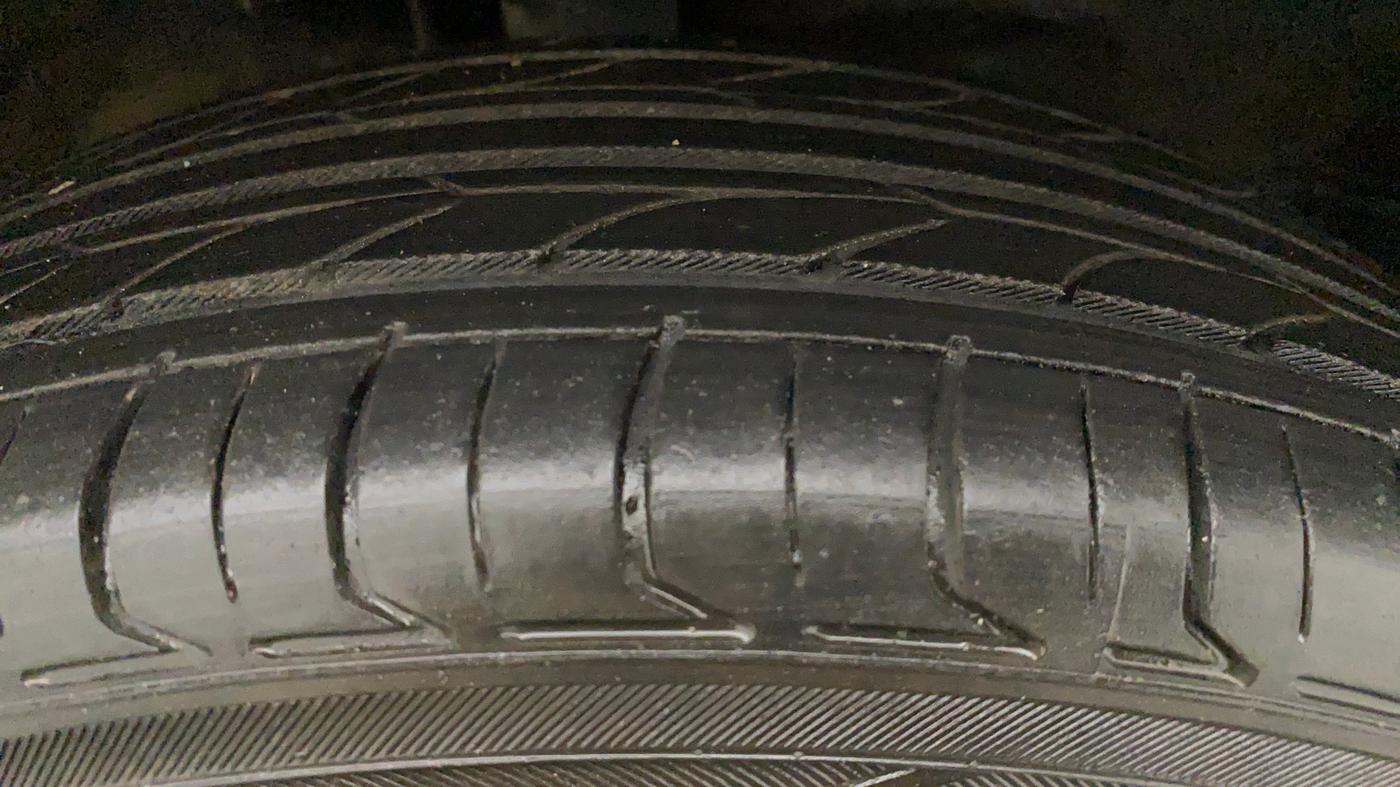 2015 Maruti Wagon R 1.0 VXI, Petrol, Manual, 91,399 km, Right Front Tyre Tread