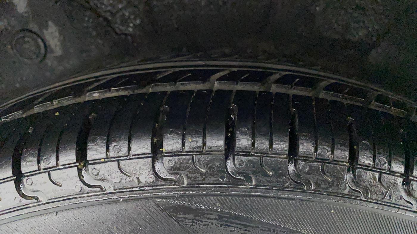 2014 Hyundai i10 MAGNA 1.1, CNG, Manual, 77,170 km, Right Rear Tyre Tread