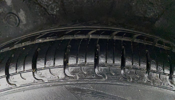 2014 Hyundai i10 MAGNA 1.1, CNG, Manual, 77,170 km, Right Rear Tyre Tread