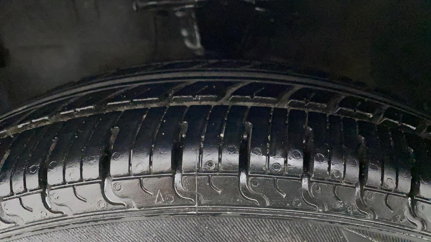 2014 Hyundai i10 MAGNA 1.1, CNG, Manual, 77,170 km, Left Front Tyre Tread