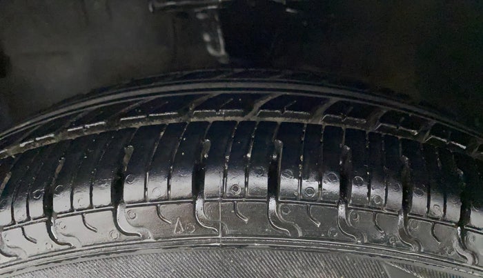 2014 Hyundai i10 MAGNA 1.1, CNG, Manual, 77,170 km, Left Front Tyre Tread