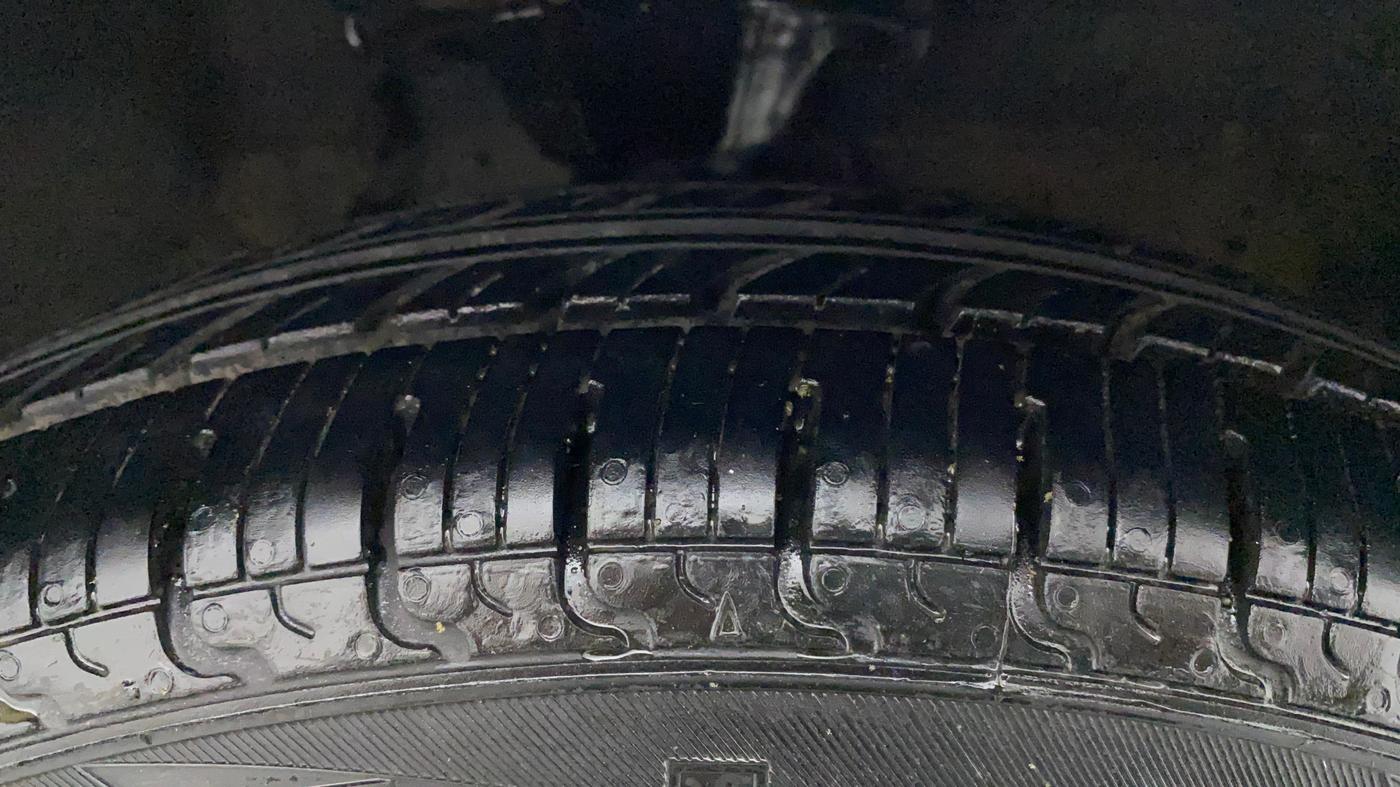 2014 Hyundai i10 MAGNA 1.1, CNG, Manual, 77,170 km, Right Front Tyre Tread