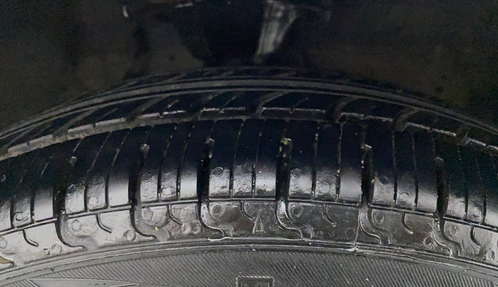 2014 Hyundai i10 MAGNA 1.1, CNG, Manual, 77,170 km, Right Front Tyre Tread