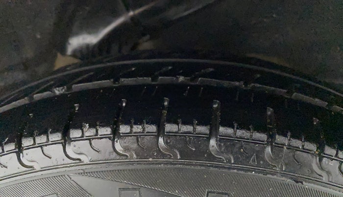 2014 Hyundai i10 MAGNA 1.1, CNG, Manual, 77,170 km, Left Rear Tyre Tread