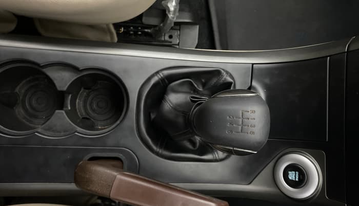 2016 Mahindra XUV500 W10, Diesel, Manual, 58,835 km, Gear Lever