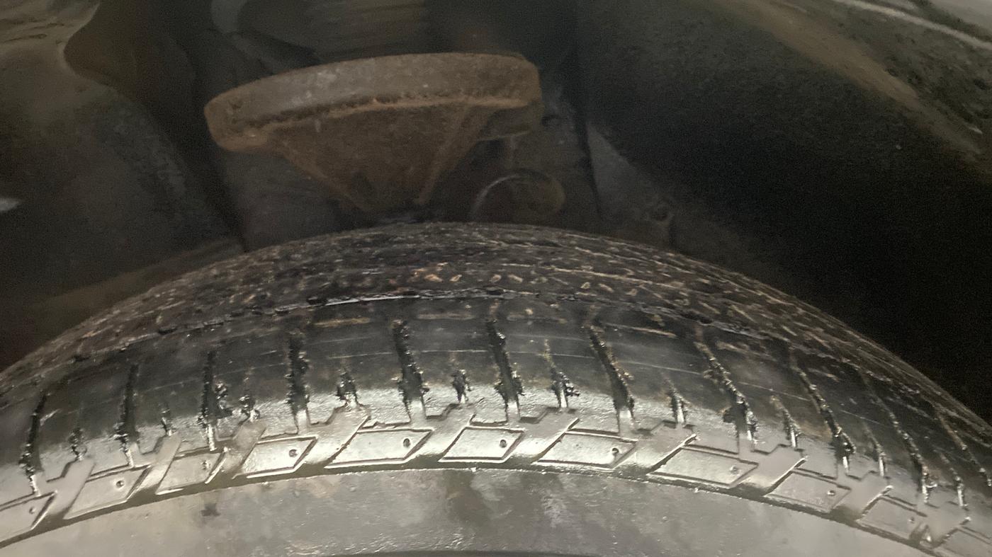 2016 Mahindra XUV500 W10, Diesel, Manual, 58,835 km, Left Front Tyre Tread