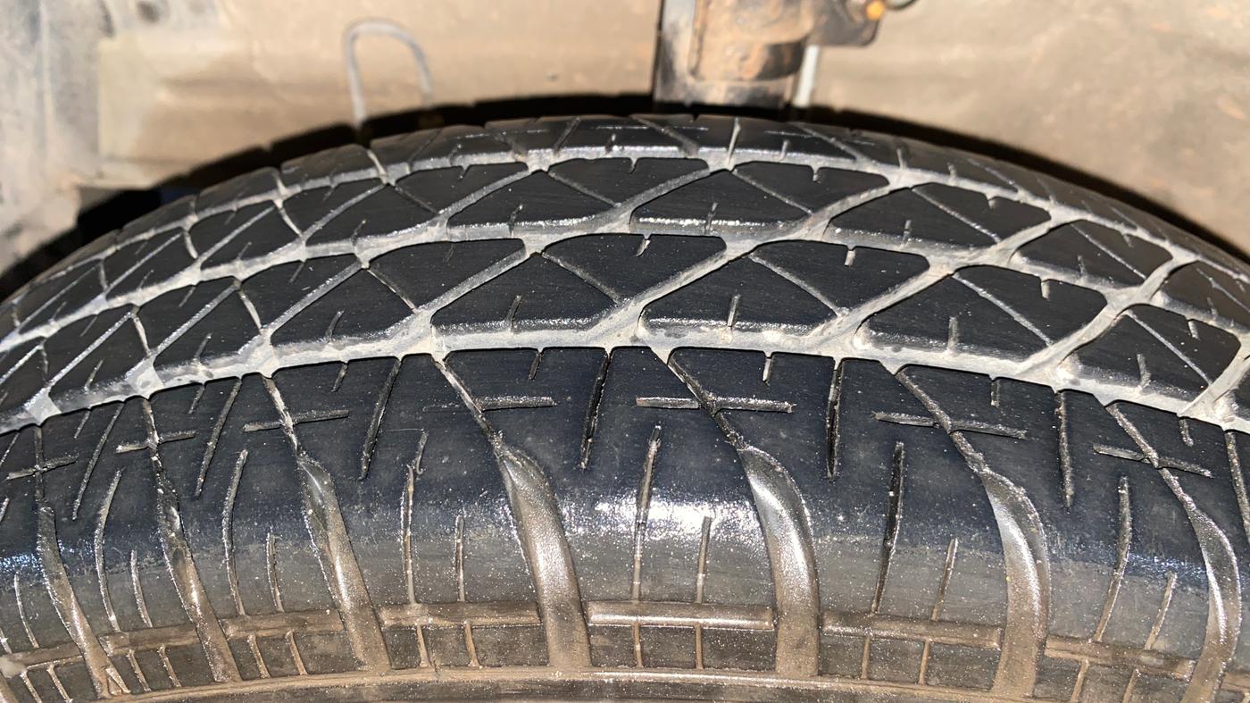 2013 Maruti Swift Dzire VXI, Petrol, Manual, 35,070 km, Left Front Tyre Tread