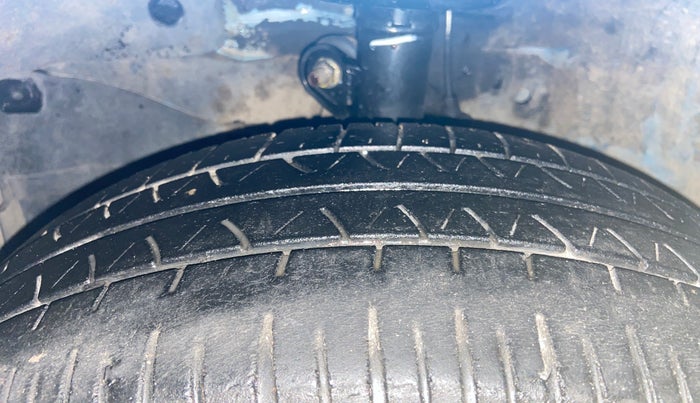 2014 Honda Brio S MT, Petrol, Manual, 40,870 km, Left Front Tyre Tread