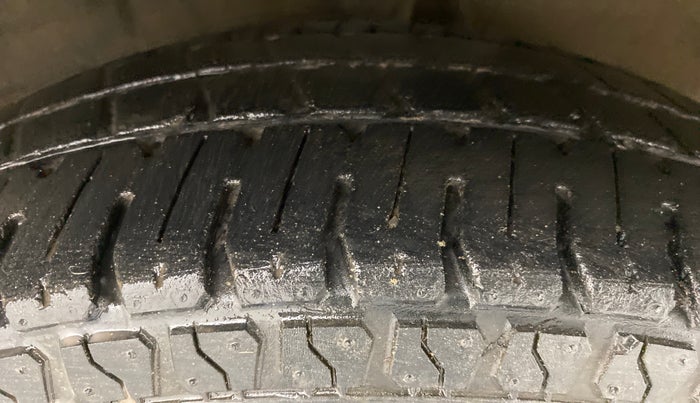 2010 Hyundai i10 MAGNA 1.1 IRDE2, Petrol, Manual, 71,242 km, Right Front Tyre Tread