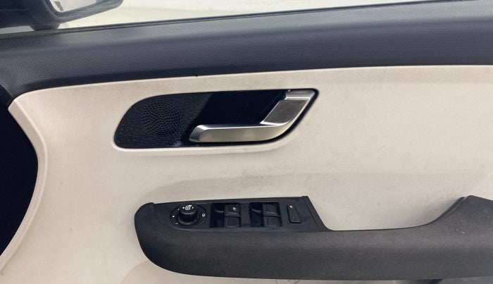 2022 Tata ALTROZ XZA PLUS, Petrol, Automatic, 44,371 km, Driver Side Door Panels Control