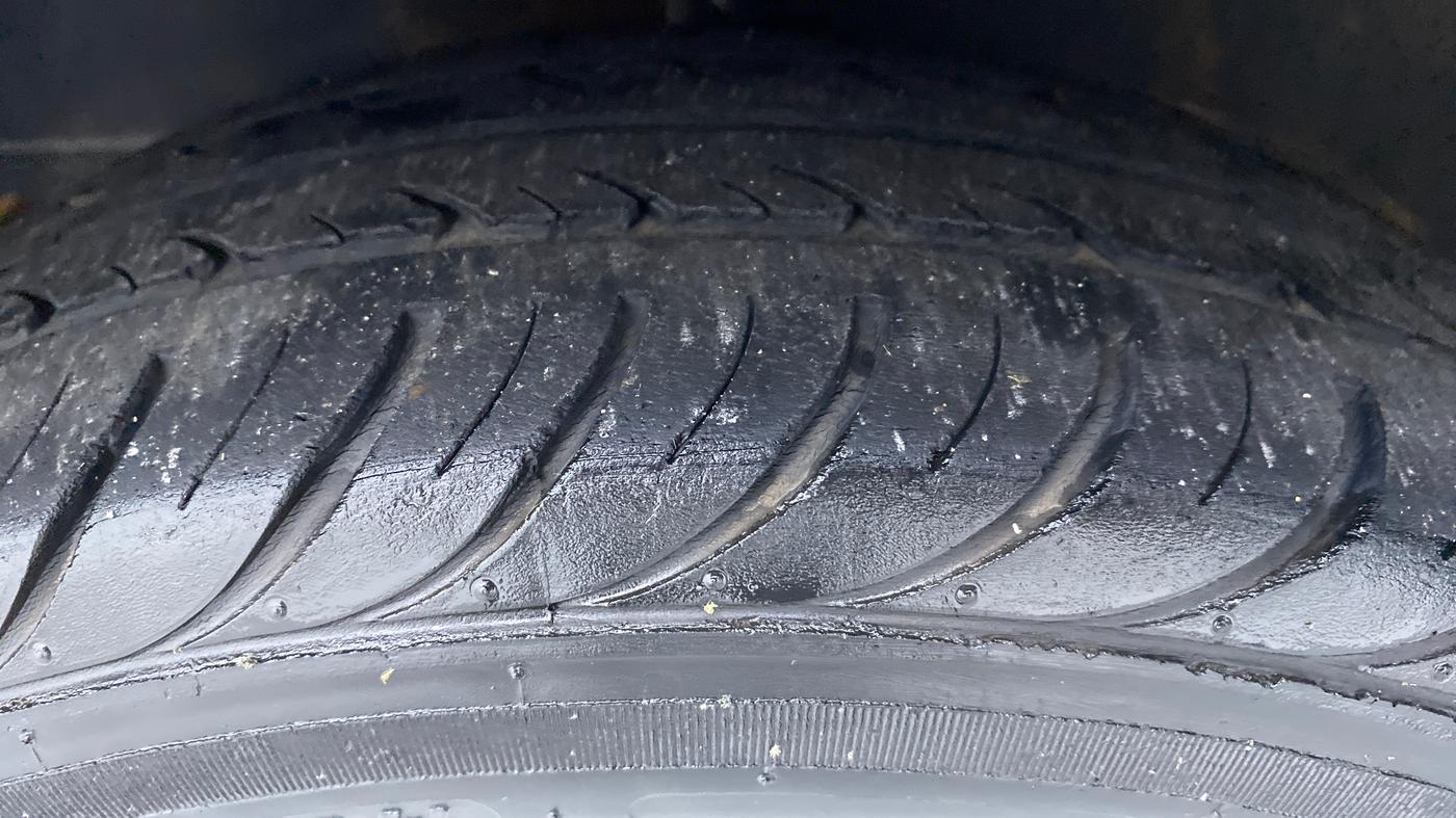 2015 Hyundai Eon MAGNA PLUS, Petrol, Manual, 29,128 km, Left Front Tyre Tread