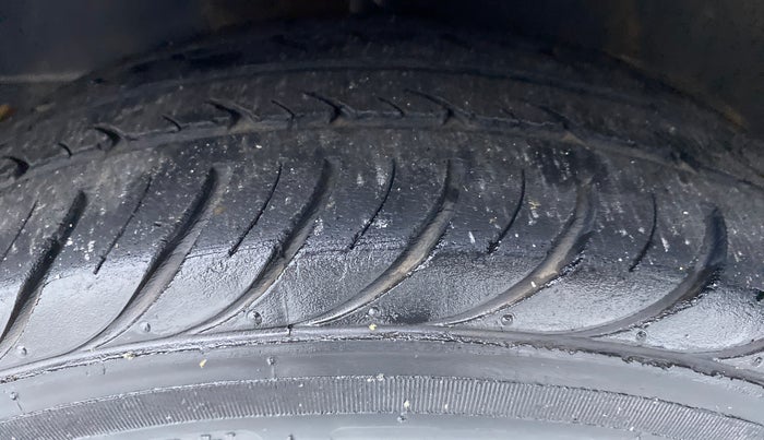 2015 Hyundai Eon MAGNA PLUS, Petrol, Manual, 29,128 km, Left Front Tyre Tread