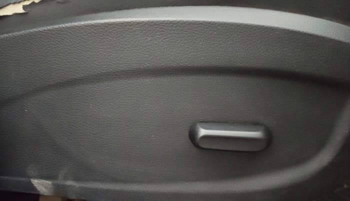 2017 Chevrolet Cruze LTZ AT, Diesel, Automatic, 1,39,509 km, Driver Side Adjustment Panel