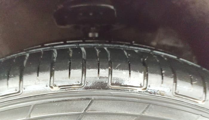 2017 Chevrolet Cruze LTZ AT, Diesel, Automatic, 1,39,509 km, Right Front Tyre Tread