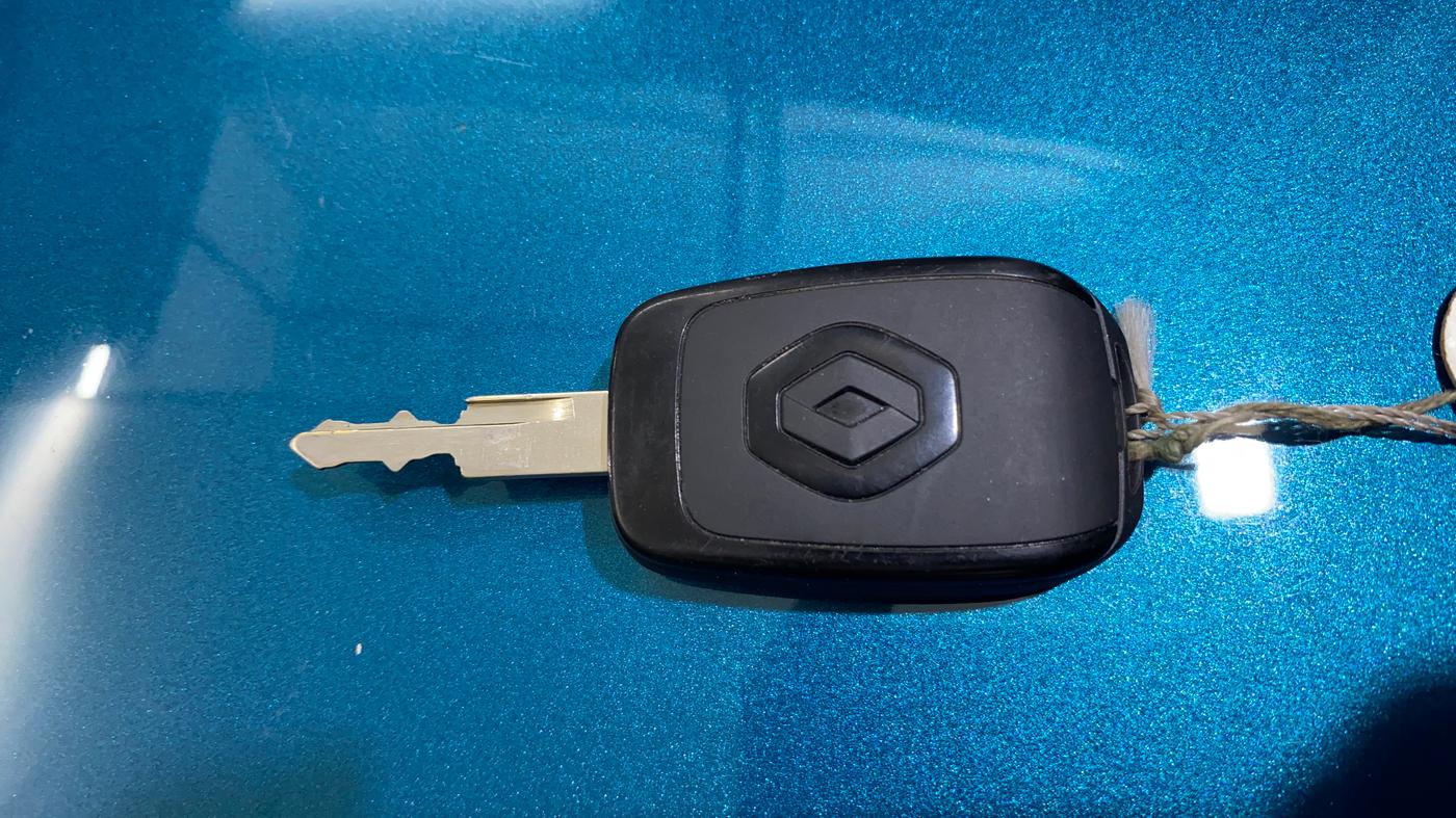 2020 Renault Kwid NEOTECH RXL 1.0 AMT, CNG, Automatic, 48,154 km, Key Close Up