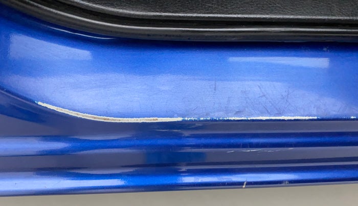 2014 Maruti Swift VXI, Petrol, Manual, 63,782 km, Right running board - Minor scratches