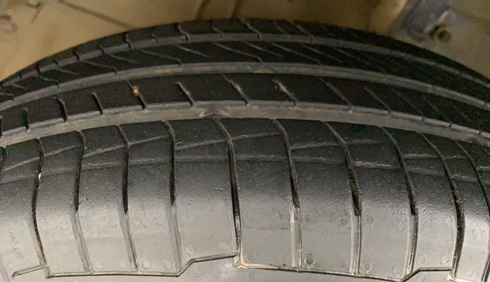 2014 Maruti Swift VXI, Petrol, Manual, 63,782 km, Left Front Tyre Tread