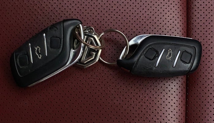 2021 MG ASTOR SAVVY 1.5 CVT S RED, Petrol, Automatic, 27,369 km, Key Close Up