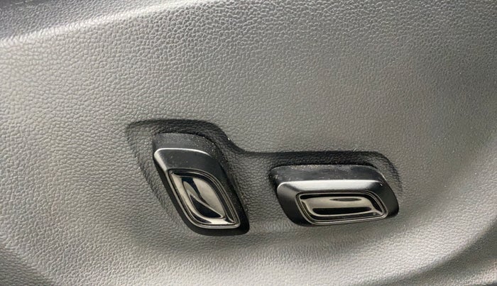 2021 MG ASTOR SAVVY 1.5 CVT S RED, Petrol, Automatic, 27,369 km, Driver Side Adjustment Panel