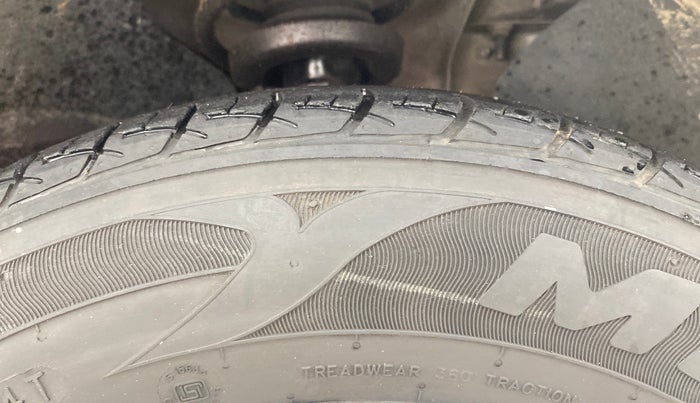 2014 Ford Figo ZXI 1.2 PETROL, Petrol, Manual, 1,20,834 km, Right Front Tyre Tread