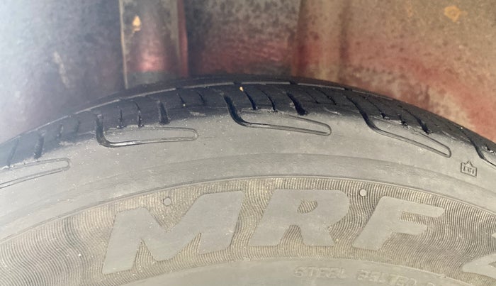 2014 Ford Figo ZXI 1.2 PETROL, Petrol, Manual, 1,20,834 km, Right Rear Tyre Tread