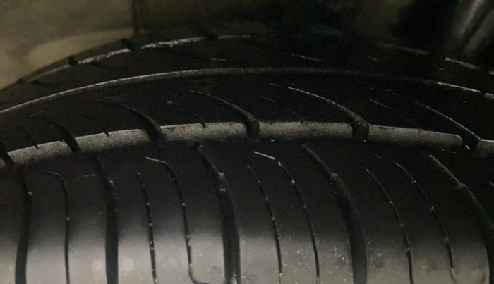 2015 Hyundai Grand i10 ASTA 1.1 CRDI, Diesel, Manual, 1,07,537 km, Left Rear Tyre Tread