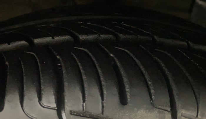 2015 Hyundai Grand i10 ASTA 1.1 CRDI, Diesel, Manual, 1,07,537 km, Right Front Tyre Tread