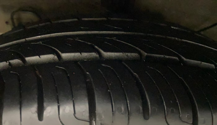 2015 Hyundai Grand i10 ASTA 1.1 CRDI, Diesel, Manual, 1,07,537 km, Right Rear Tyre Tread