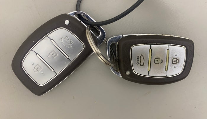 2015 Hyundai Grand i10 ASTA 1.1 CRDI, Diesel, Manual, 1,07,537 km, Key Close Up