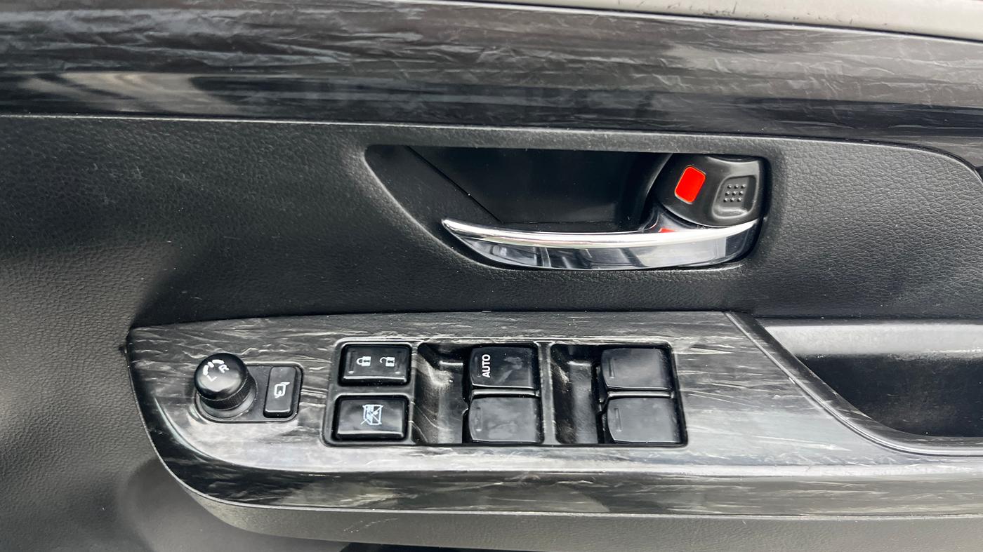2021 Maruti XL6 ALPHA AT, Petrol, Automatic, 1,00,446 km, Driver Side Door Panels Control
