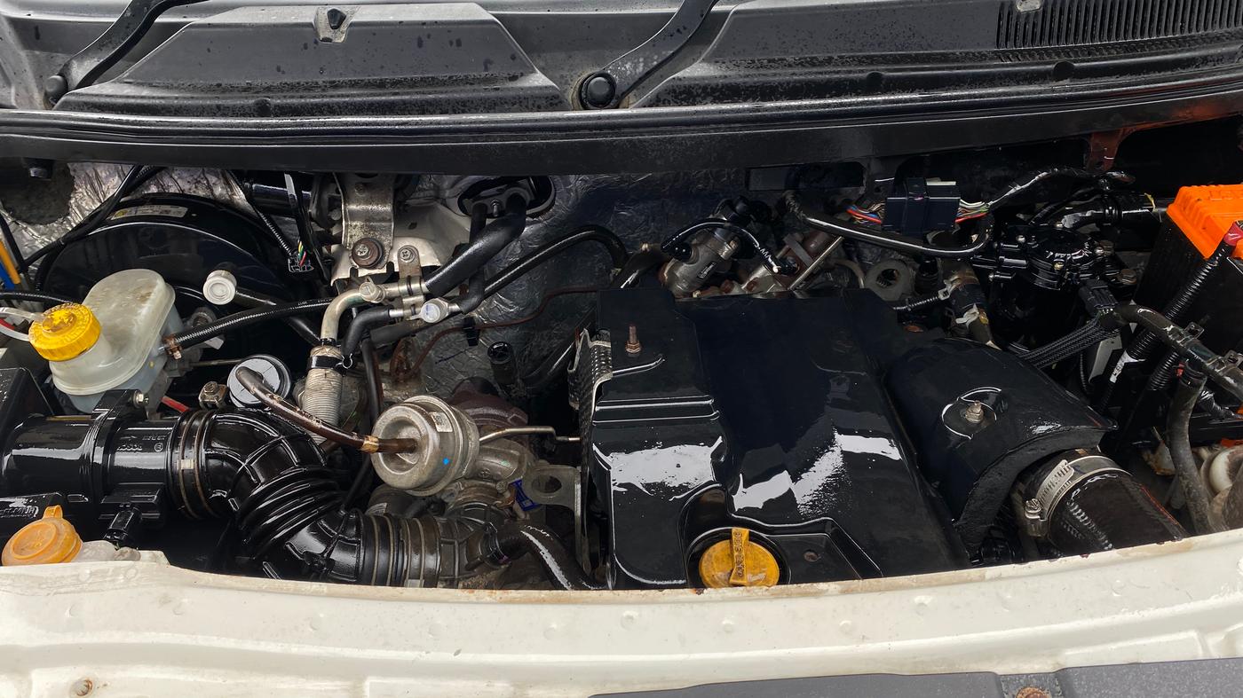 2017 Mahindra TUV300 T8, Diesel, Manual, 24,875 km, Engine View