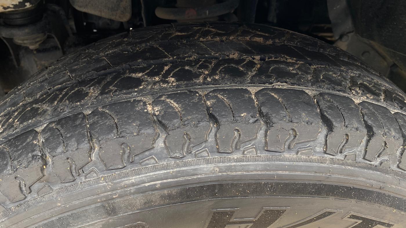 2017 Mahindra TUV300 T8, Diesel, Manual, 24,875 km, Left Front Tyre Tread
