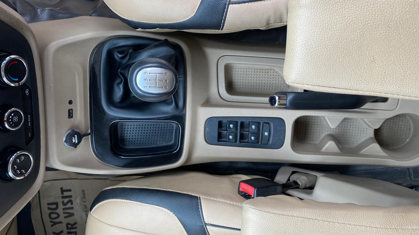 2017 Mahindra TUV300 T8, Diesel, Manual, 24,875 km, Gear Lever