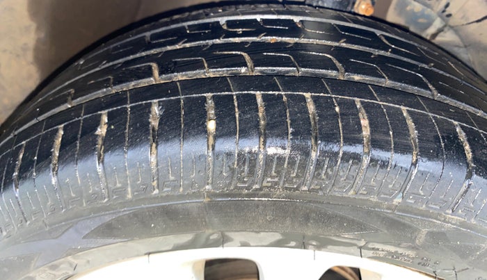 2016 Maruti Baleno ZETA DIESEL 1.3, Diesel, Manual, 1,31,116 km, Right Front Tyre Tread