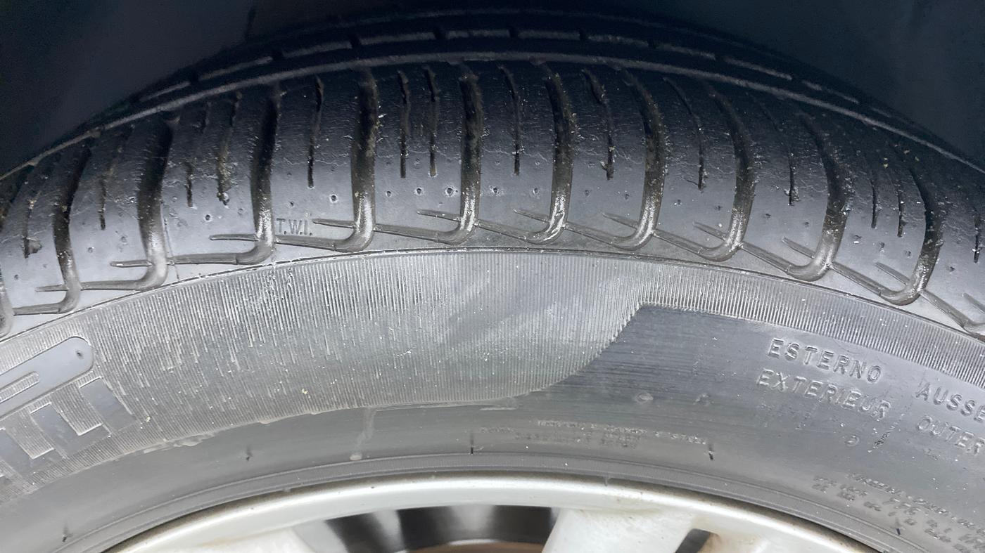 2014 Jaguar XF 3.0 S V6, Diesel, Automatic, 31,523 km, Left Rear Tyre Tread