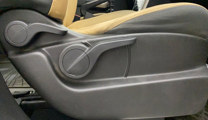 2018 Mahindra XUV500 W9, Diesel, Manual, 70,203 km, Driver Side Adjustment Panel