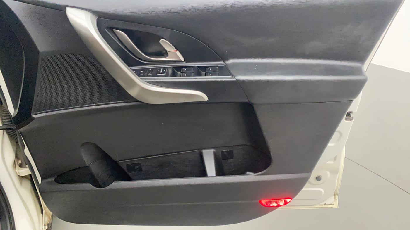 2018 Mahindra XUV500 W9, Diesel, Manual, 70,203 km, Driver Side Door Panels Control