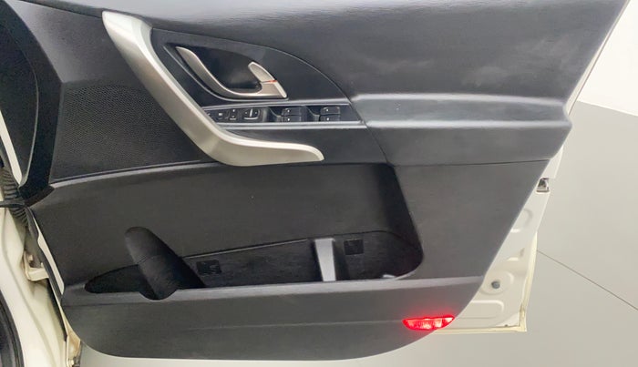 2018 Mahindra XUV500 W9, Diesel, Manual, 70,203 km, Driver Side Door Panels Control