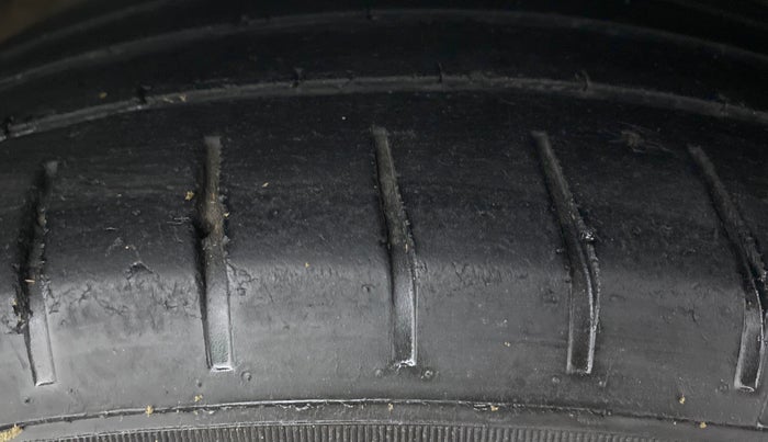 2012 Hyundai Verna FLUIDIC 1.6 SX VTVT, CNG, Manual, 79,618 km, Right Front Tyre Tread