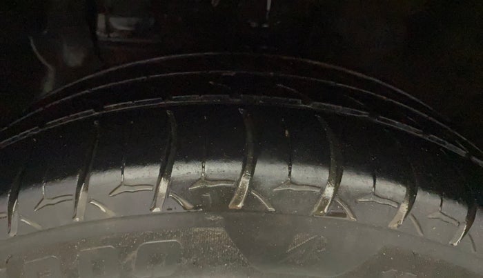 2017 Hyundai Elite i20 ASTA 1.2 DUAL TONE, Petrol, Manual, 1,00,868 km, Left Front Tyre Tread