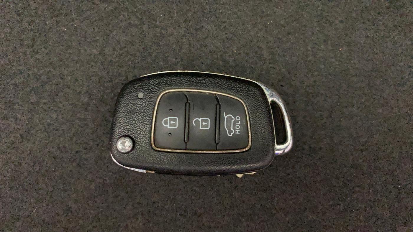 2017 Hyundai Elite i20 ASTA 1.2 DUAL TONE, Petrol, Manual, 1,00,868 km, Key Close Up