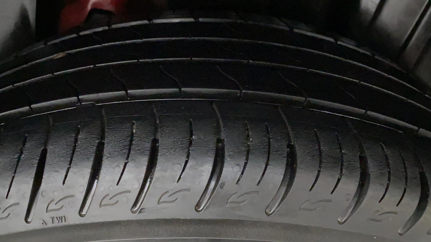 2019 Mahindra XUV300 1.2 W8 OPT, Petrol, Manual, 16,126 km, Right Front Tyre Tread