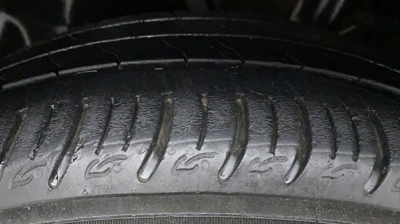 2020 Tata ALTROZ XT 1.2, Petrol, Manual, 27,240 km, Right Front Tyre Tread
