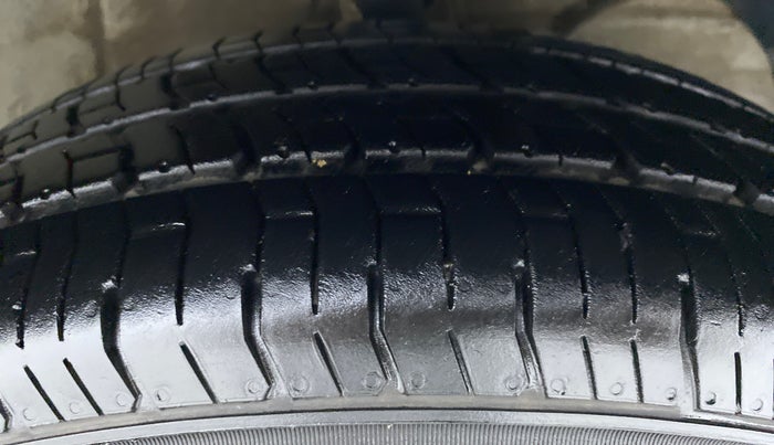 2019 Maruti Dzire VDI, Diesel, Manual, 63,769 km, Right Front Tyre Tread
