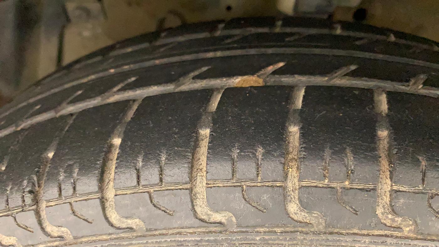 2016 Maruti Swift VXI, Petrol, Manual, 60,812 km, Left Front Tyre Tread
