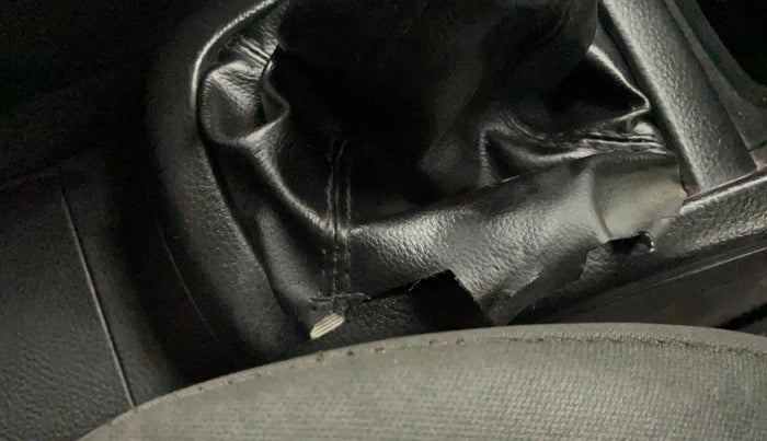 2016 Maruti Swift VXI, Petrol, Manual, 60,812 km, Gear lever - Boot Cover minor damage